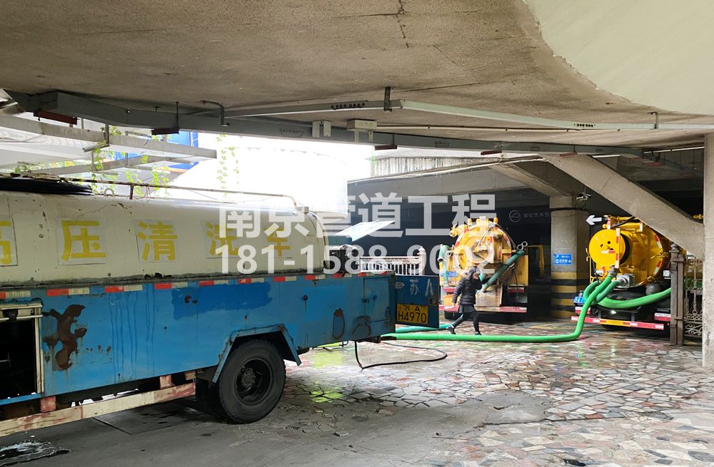 273月牙湖商场地下室污水清理